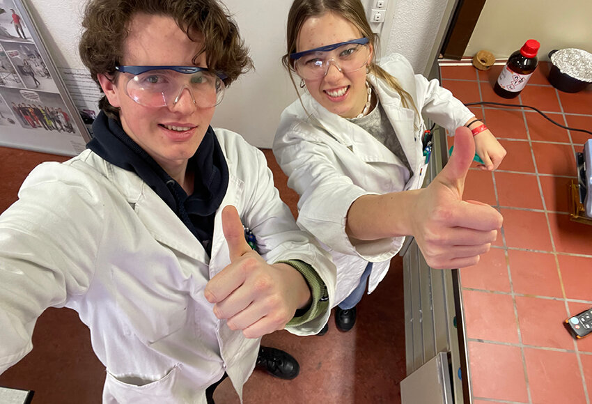 Aline und Yannick Auszubildende Chemielaboranten bei der Nitrochemie Wimmis AG (Schweiz)