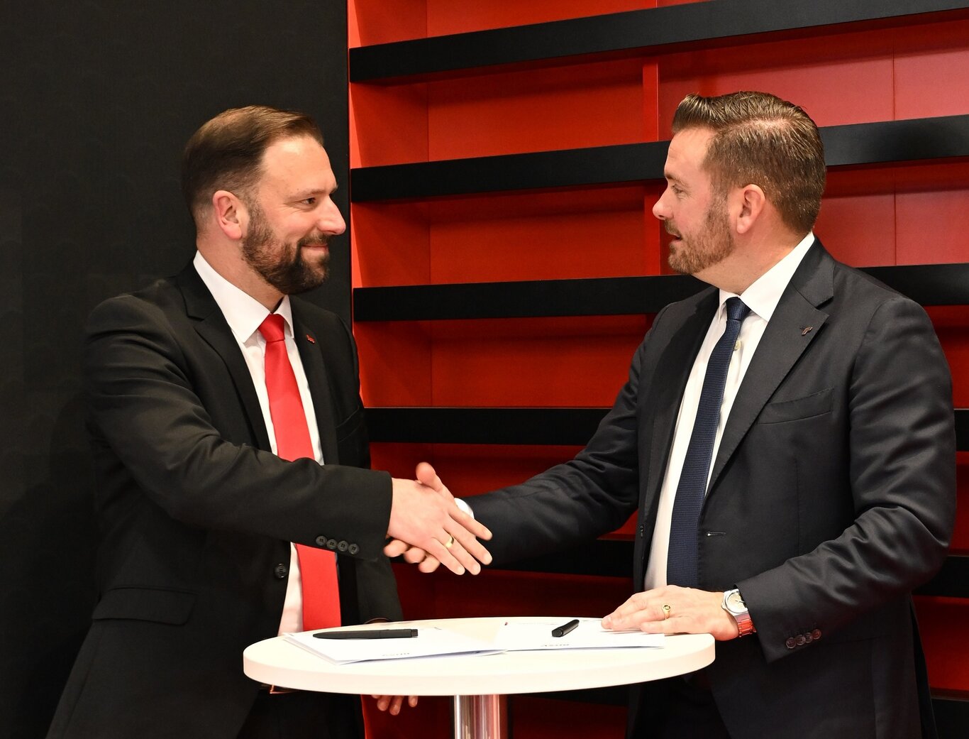 Die strategische Partnerschaftsvereinbarung wurde am 20. November 2025 auf der MILIPOL 2025 von Markus Fitterling, Vice President Sales & Marketing bei Heckler&Koch (links), und Espen Hoilund, Vice President Sales bei Rheinmetall Nordic (rechts), unterzeichnet. Quelle: Rheinmetall/HK
