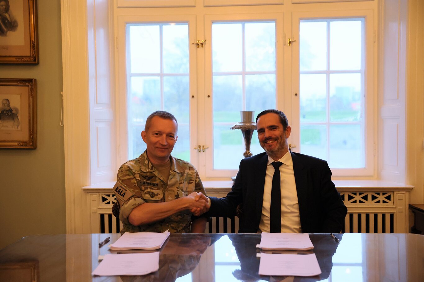 v.l. Colonel Thomas Øgendahl Knudsen und Andre Barthel, CEO RMMV