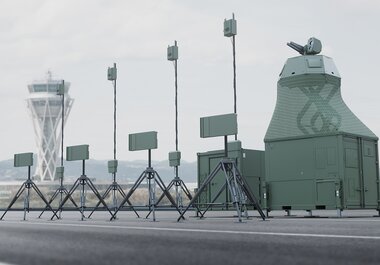 Sicherheit im Luftraum: Wie Rheinmetall der hybriden Drohnenbedrohung begegnet – Skyspotter auf zivilem Flugfeld