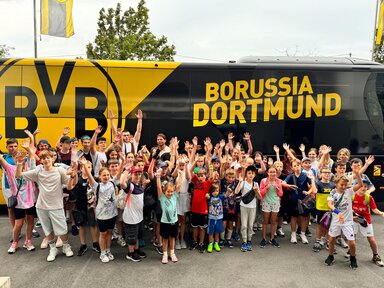Zusammen mit Blau-Gelbes Kreuz e.V. haben Rheinmetall und BVB zwei Mal ukrainische Kinder zu Fußball-Camps eingeladen. | Copyright: BVB