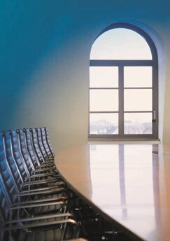 Langer Tisch des Aufsichtsrates von Rheinmetall steht vor einem Fenster 