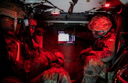 Situational awareness is crucial for reaction time, safety and mission success in combat. The 360° surround view system provides the crew with a comprehensive and unobstructed view of their surroundings, day or night and in all weather conditions. Fusing daylight and thermal imaging sensors creates a consistent, high-resolution picture of the situation in real time. 