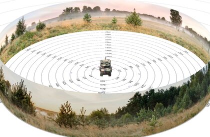 Situational awareness is crucial for reaction time, safety and mission success in combat. The 360° surround view system provides the crew with a comprehensive and unobstructed view of their surroundings, day or night and in all weather conditions. Fusing daylight and thermal imaging sensors creates a consistent, high-resolution picture of the situation in real time. 