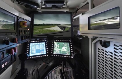 Platform protection begins with the early detection of threats and a closed sensor-to-effector chain. The system combines 360° perception with AI-supported target recognition, forwarding relevant information to the effectors in real time. 