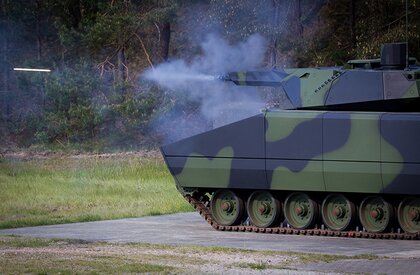 Ein Lynx KF41 Schützenpanzer beim Abfeuern einer 30 mm Leuchtspurmunition auf einem Testgelände in Deutschland.